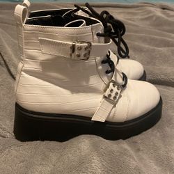 Forever 21 Size 10 White Boots