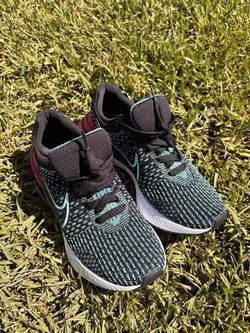 Woman Shoes 9 Nike *NEW*
