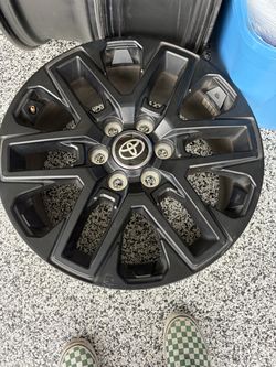 Toyota rims 20”