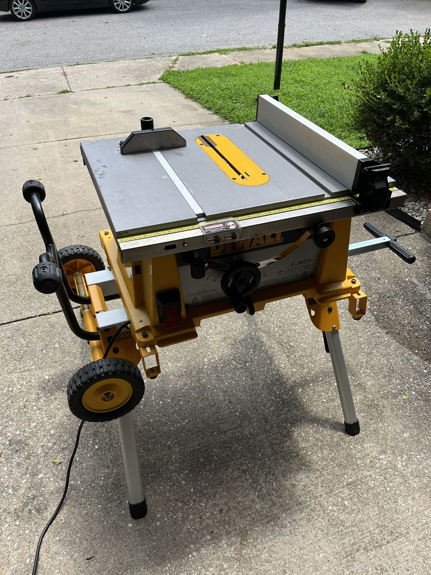 DeWalt 744 10” Table Saw with Folding Rolling Stand