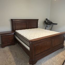 King Elegant Wooden Bedroom Set – Bed Frame, Mattress, and Table 