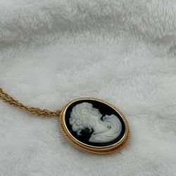 Vintage Avon Black & White Cameo Pendant Or Brooch  Great Condition Gold Tone Chain 