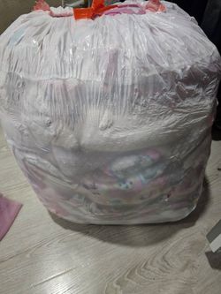 Se vende ropa de niña