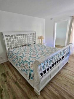 Beautiful White set ( deliver available )