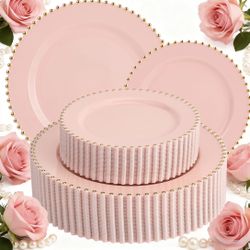 platos de plástico rosa con borde dorado,