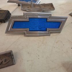 67-72 Chevy Blazer /C10 Pickup Vintage Oem Chevy Grille  Emblem Used