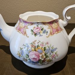 ROYAL ALBERT Bone China LADY CARLYLE ~ Teapot ~ 1944 ~ England ~ Beautiful