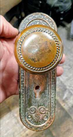 *GORGEOUS*RUSSELL & ERWIN "SAXONIA" STYLE BRASS DOOR KNOBS AND DOOR PLATES