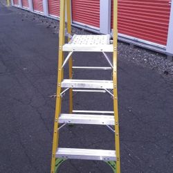 Brand New Louisville 4 Ft Platform Ladder 375 Lb Rating. Read The Description Look At The Pictures