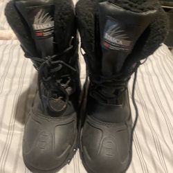 kids snow boots size 4