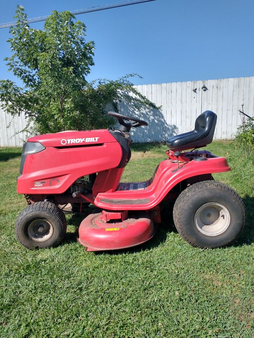 Troy-Bilt Pony 42" Deck Briggs & Stratton Engine Forward Reverse-Speed Riding Tractor works Great 2015 model