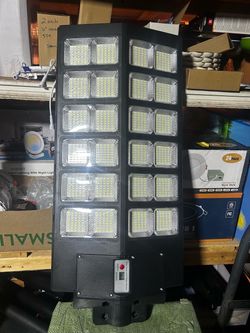 BRAND NEW BIG SOLAR STREET LIGHTS BACK YARDS DRIVEWAYS 6500 WATTS