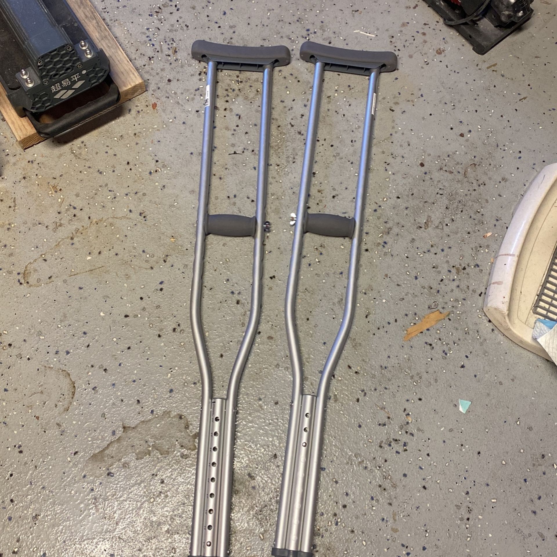 NICE PAIR LIGHTWEIGHT ALUMINUM CRUTCHES QUICK ADJUST 
