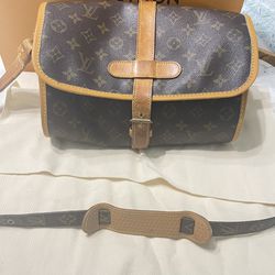 Authentic Louis Vuitton handbag, very gently used. Near perfect condition