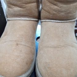 UGG Boots Size 6.5-7 Includes  Cleaning  Kit 