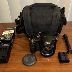 Panasonic LUMIX DMC-FZ7 Camera With Battery Charger Bag Tripod Lens Cover Black