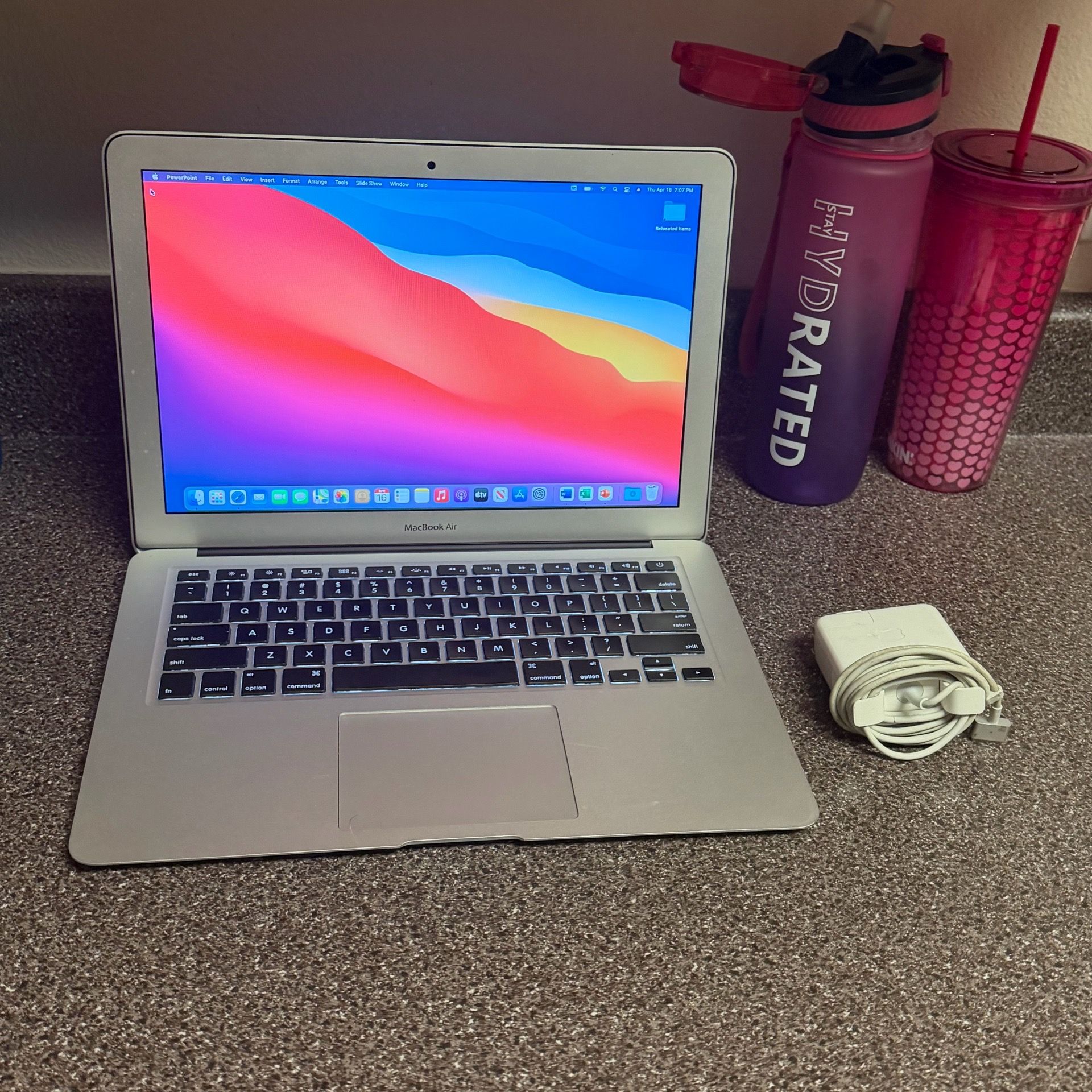 MacBook Air 13in i5 Laptop 4gb Ram SSD W/Lifetime Office