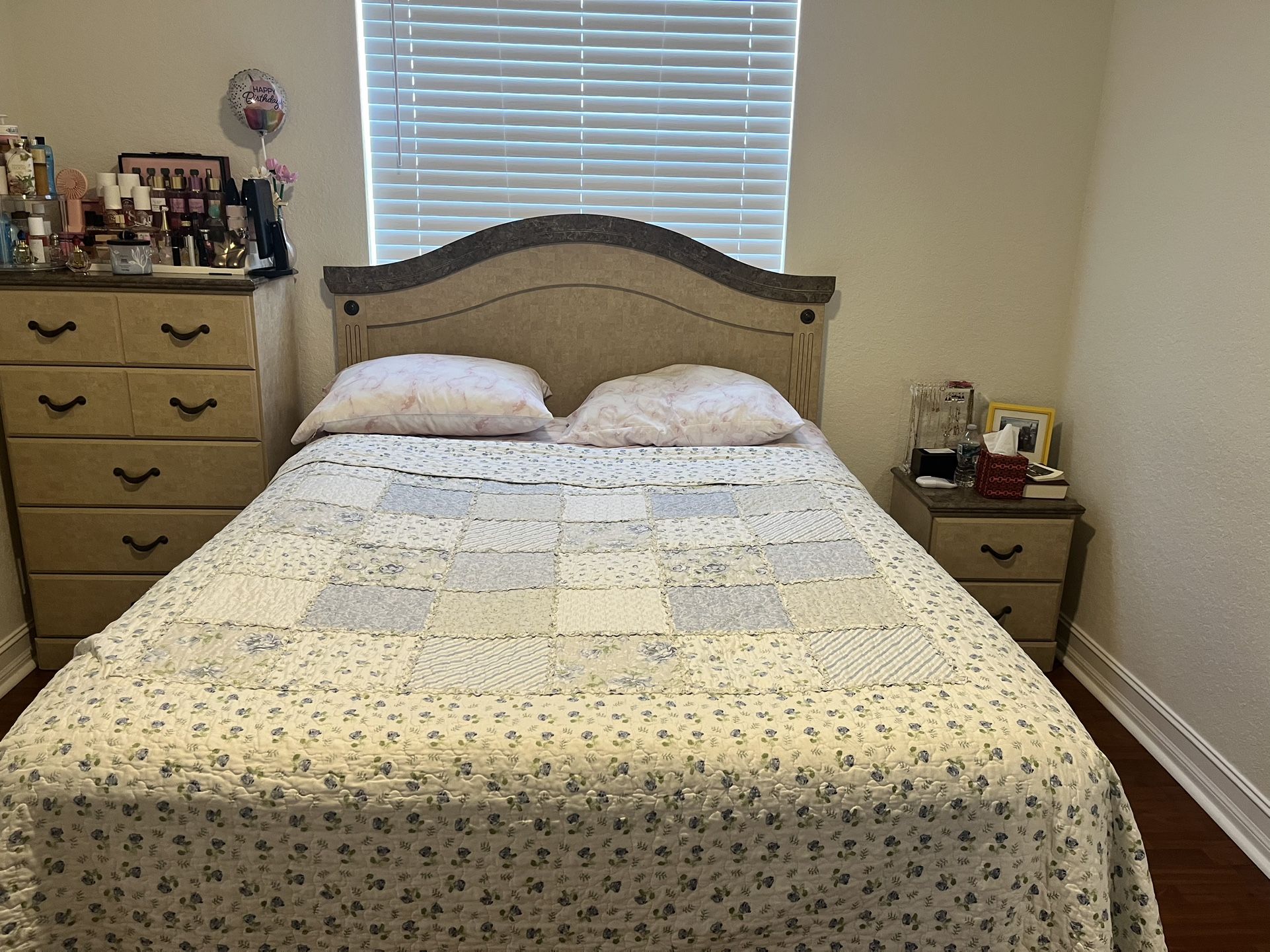 Queen Bed Rom Set No Mattress Inkl.