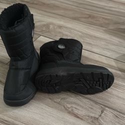 Boys’ Size 5 Snow Boots 