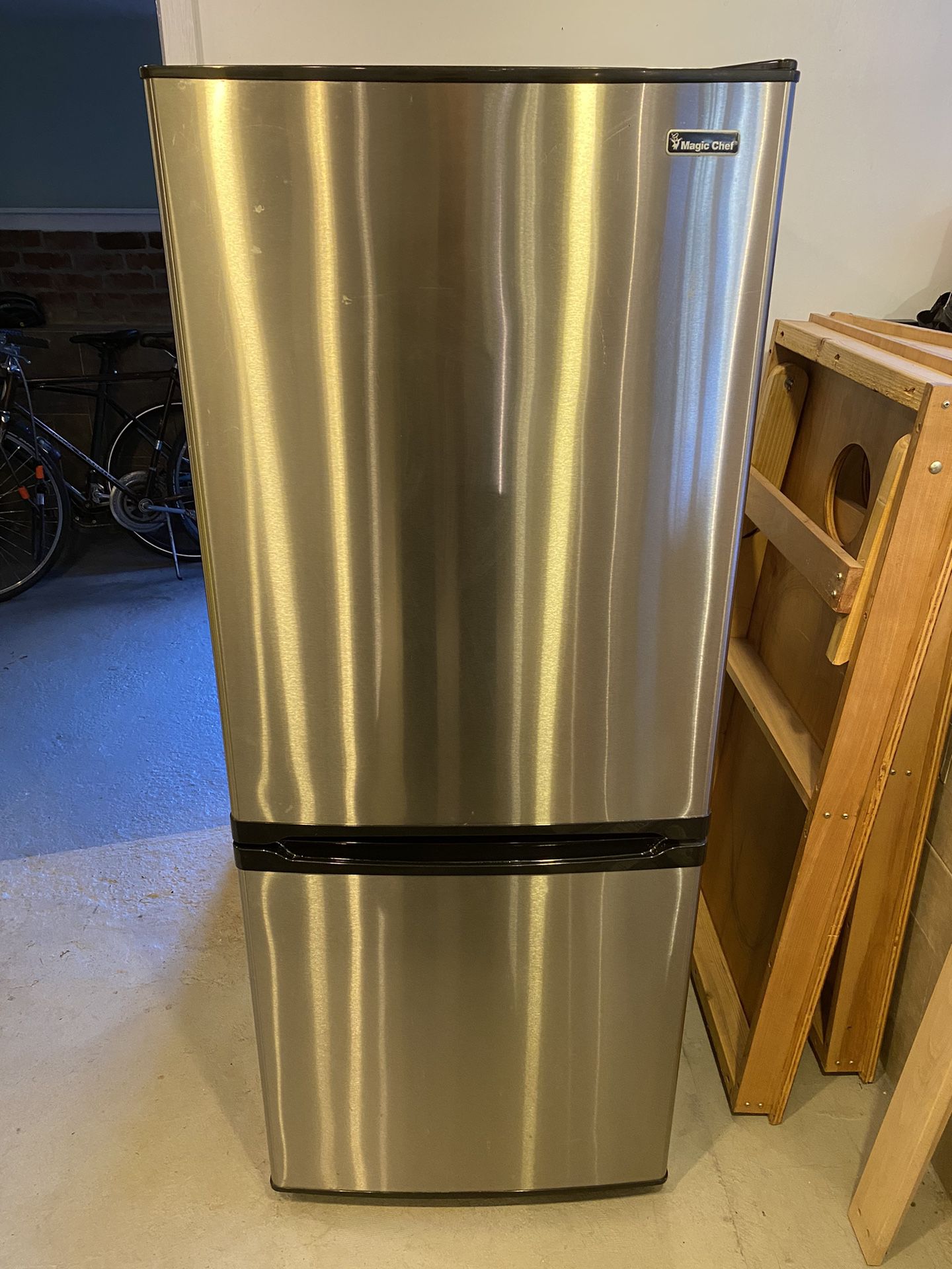 Magic Chef Bottom Freezer Refrigerator (Stainless Steel)