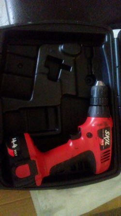 Skil. Cordless drill with battery and case.