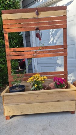 Cedar container w trelis