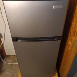 Vissani 7.8 Cft Refrigerator With Separate Freezer..New