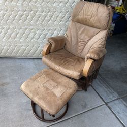 Leather Rocking Chair / Silla Mesedora 