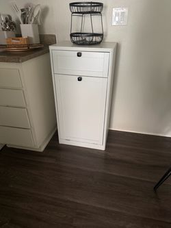 Trash can cabinet