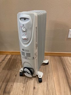 Utilitech 1500-Watt Oil-filled Radiant Tower Electric Space Heater 0689360 Like new