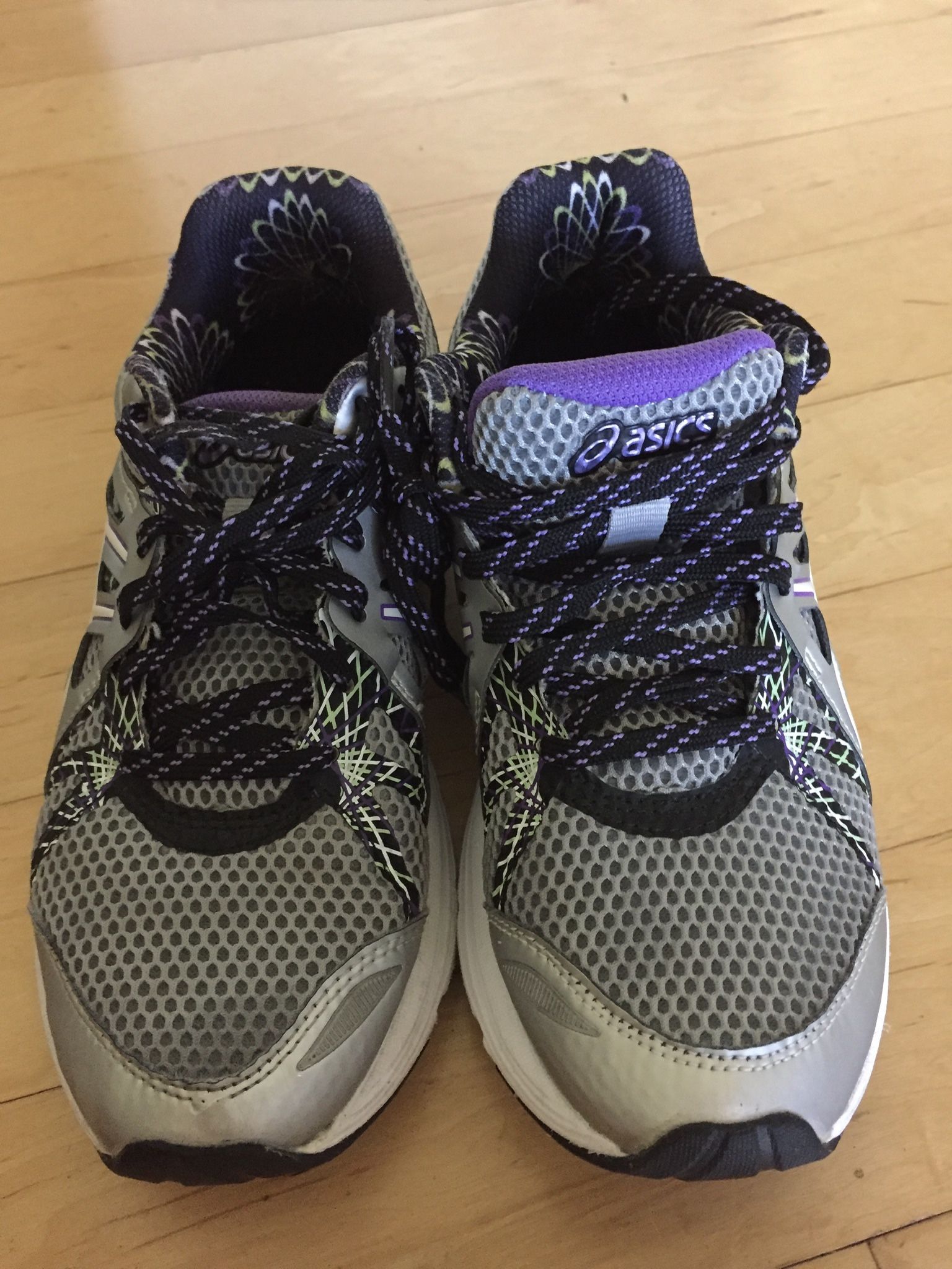 WORN ONCE WOMENS ASICS Size