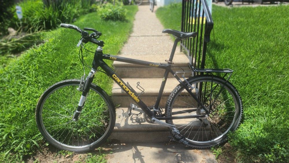 CANNONDALE F400 MOUNTAIN BIKE. LARGE