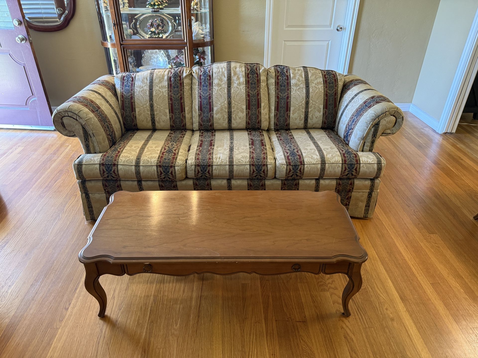 6 Piece Living room  Set, Couch, End Tables, Coffee Table, 2lamps