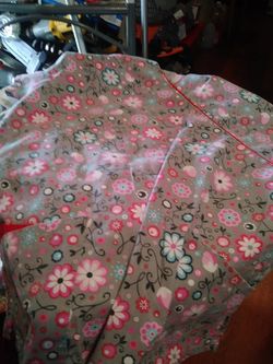 SCRUB SHIRT SIZE. M HAS 3 POCKETS