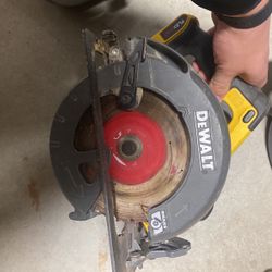 FLEXVOLT 60V MAX Cordless Brushless 7-1/4 in. Circular Saw With Brake