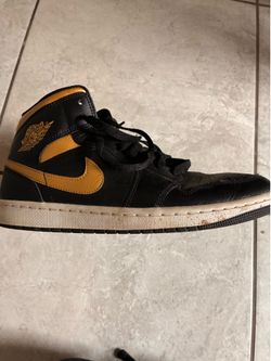 Jordan 1 mid Black and Gold, White