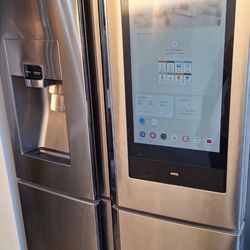 Samsung Family Hub Refrigerator Four Door 