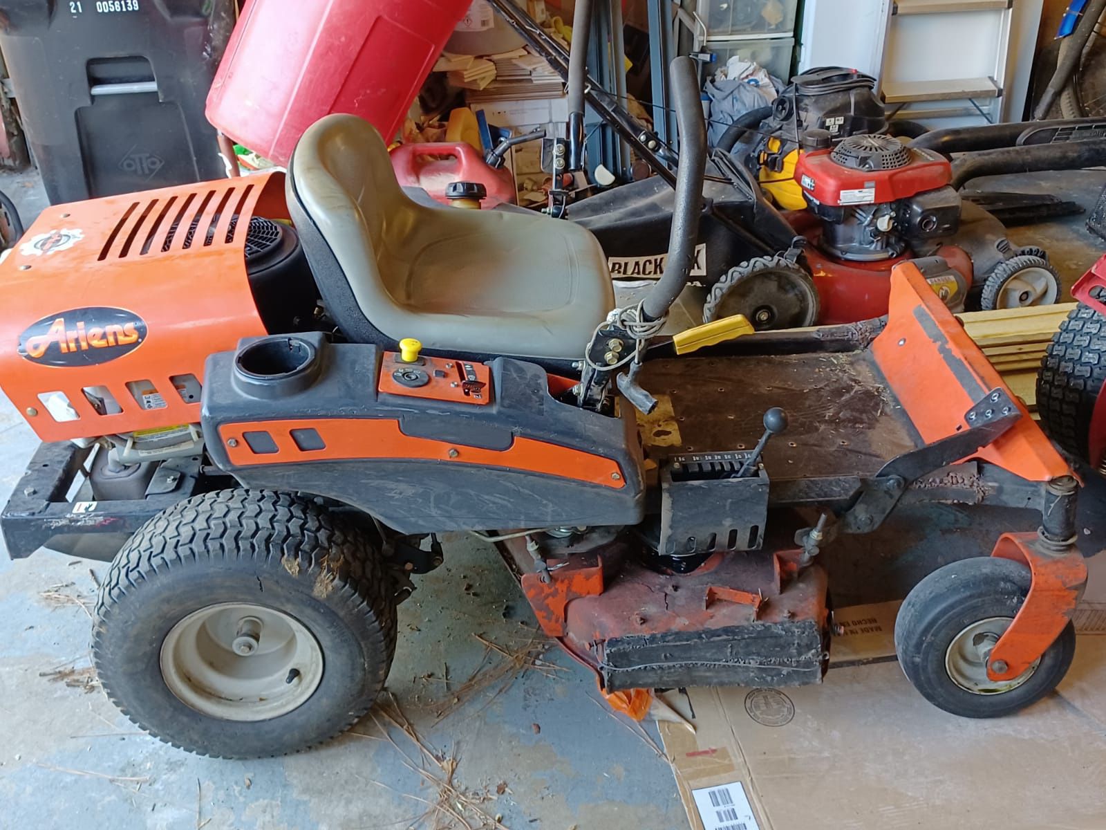 Tractor Ariens 32” Industrial sit down mower