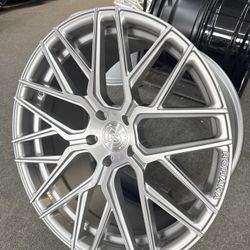 Rohana En Color Silver Brillante Con Acabado De Máquina 