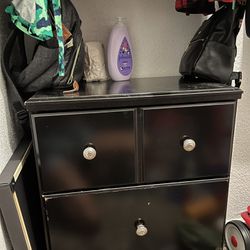 small dresser for Sale in Taylor Lake Village, TX - OfferUp
