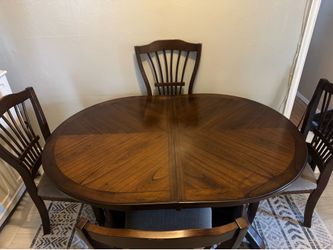 DINING TABLE FOR SALE - EXCELLENT CONDITION
