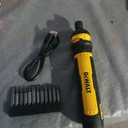 DEWALT 4V  MAX CORDLESS POWERED SCREWDRIVER & BIT SET KIT
