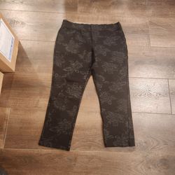 Essentials by Sioni size L black floral jacquard/brocade cropped ankle pants, great condition