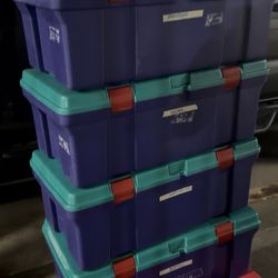 Rubbermaid Heavy Duty Storage Footlocker