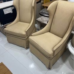 2 Classic wingback design — the tall, winged sides of the backrest flare out slightly to “wrap” the shoulder