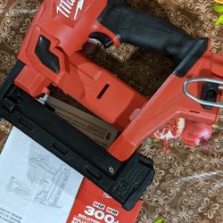 Milwaukee
M18 FUEL 18-Volt Lithium-Ion Brushless Cordless 18-Gauge 1/4 in. Narrow Crown Stapler (Tool-Only)