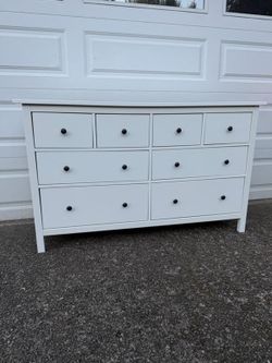 IKEA glossy hemnes 8 drawer dresser(DELIVERY AVAILABLE)