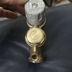 Series 116 Thermostatic regulator for domestic hot water recirculation circuits. Complete with automatic thermostatic thermal disinfection function. $