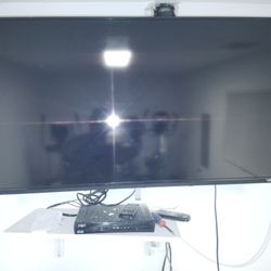 40 Inch Vizio Flat Screen With Sanus Extendable Adjustable Wall Mount