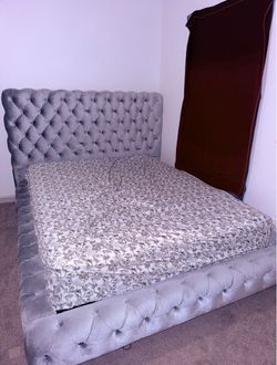 Se vende base  de cama queen y mesa con 4 cillas, y televisor de 43